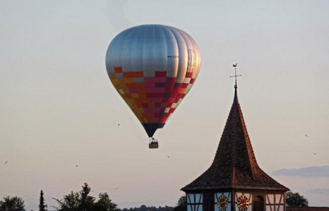 Gleich mehrere VKZ-Leser haben sich am Wochenende über den Anblick dieses Heißluftballons gefreut und Bilder davon reingeschickt. Dieses Motiv zeigt die Aufnahme von Sibylle Rohloff. Der Ballon ist hier über Ensingen zu sehen.