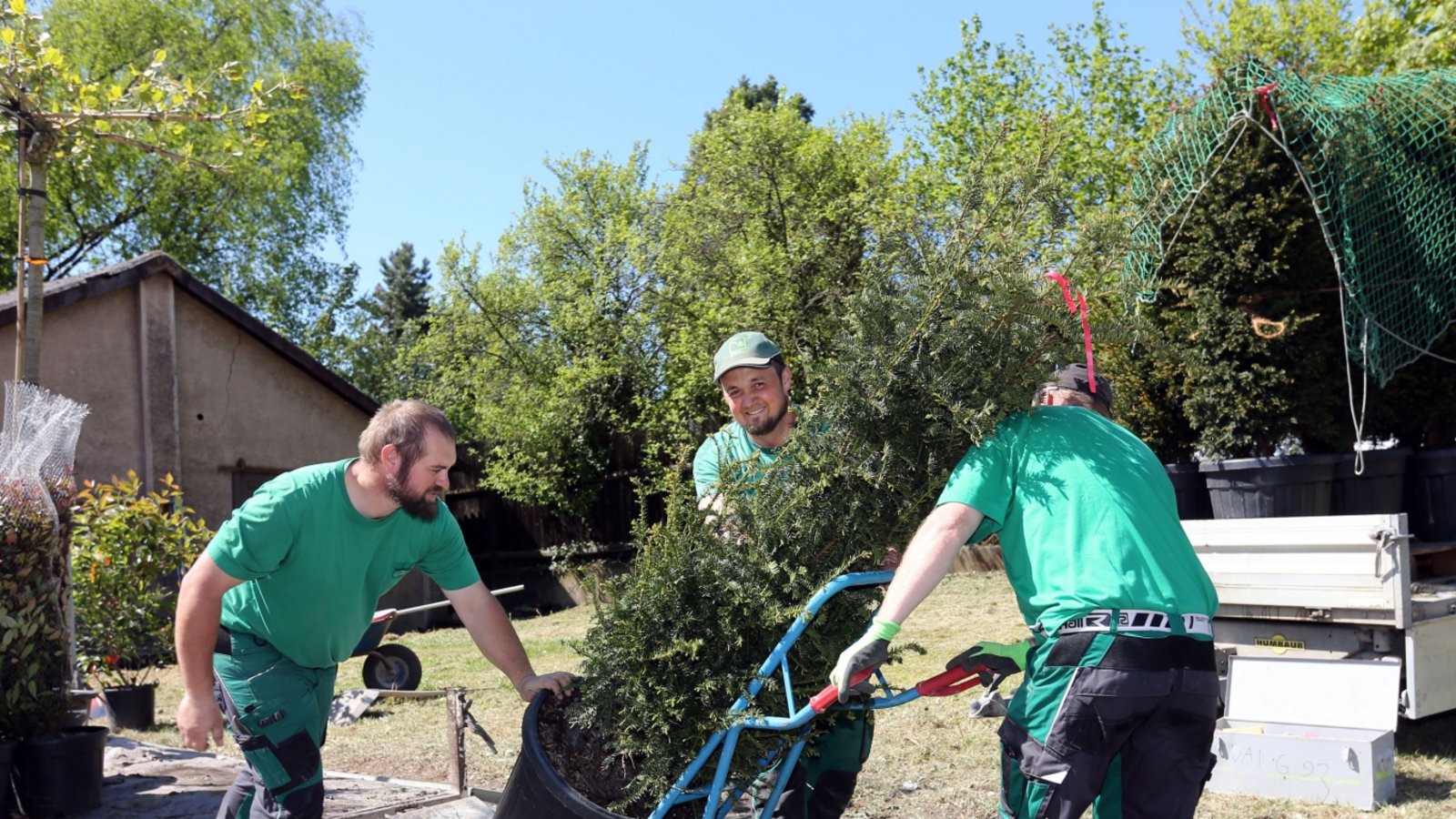 Hochbetrieb herrscht beim Herrichten der Messestände, in der Sonne wird schon kräftig geschwitzt.