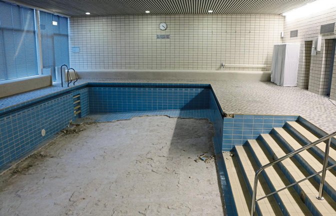 Seit Herbst 2016 ist das Lehrschwimmbecken in Nussdorf geschlossen. Große Teile der Fliesenauskleidung lösten sich. Foto: Gruner