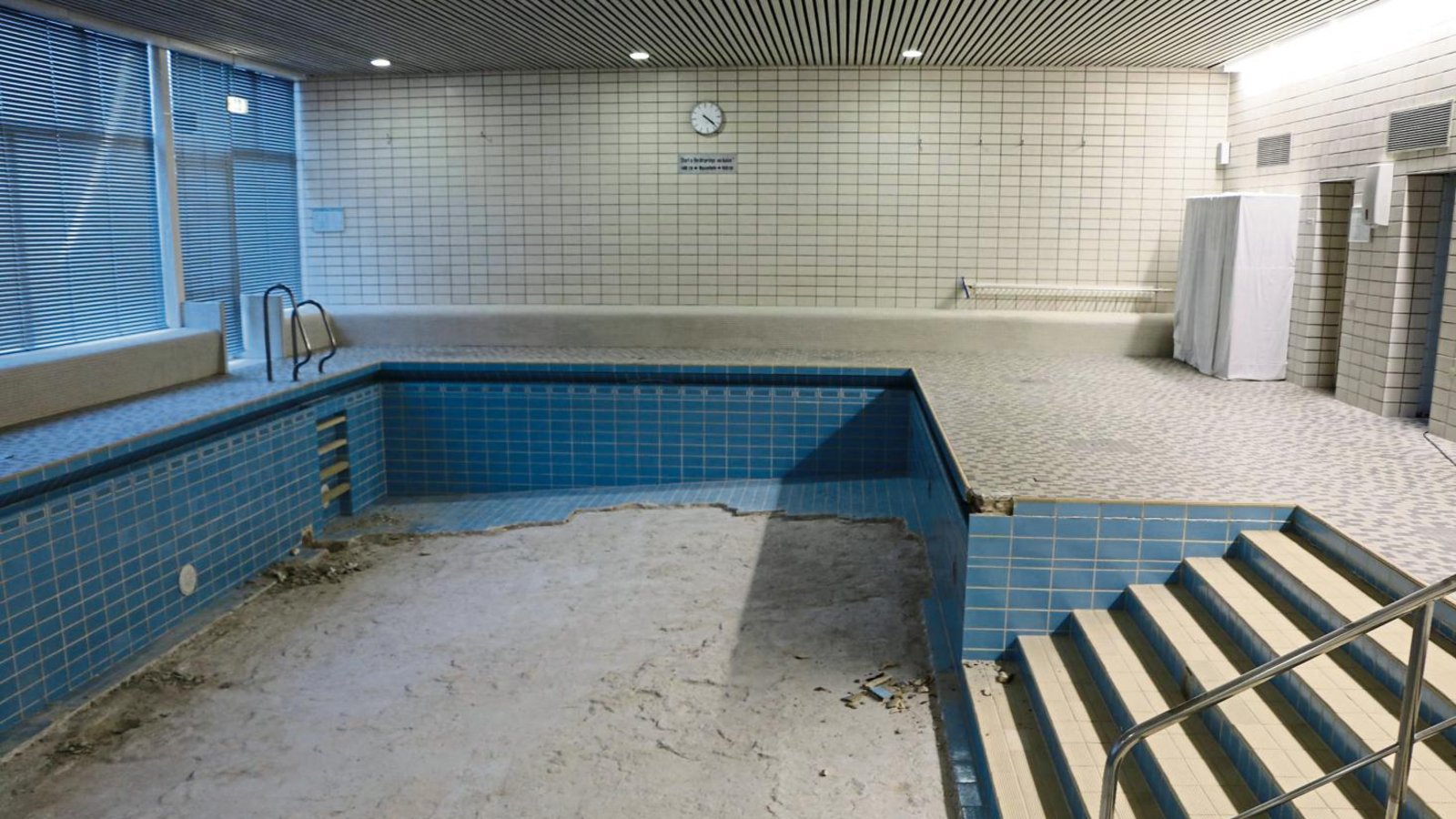Seit Herbst 2016 ist das Lehrschwimmbecken in Nussdorf geschlossen. Große Teile der Fliesenauskleidung lösten sich. Foto: Gruner Seit Herbst 2016 ist das Lehrschwimmbecken in Nussdorf geschlossen. Große Teile der Fliesenauskleidung lösten sich. Foto: Gruner