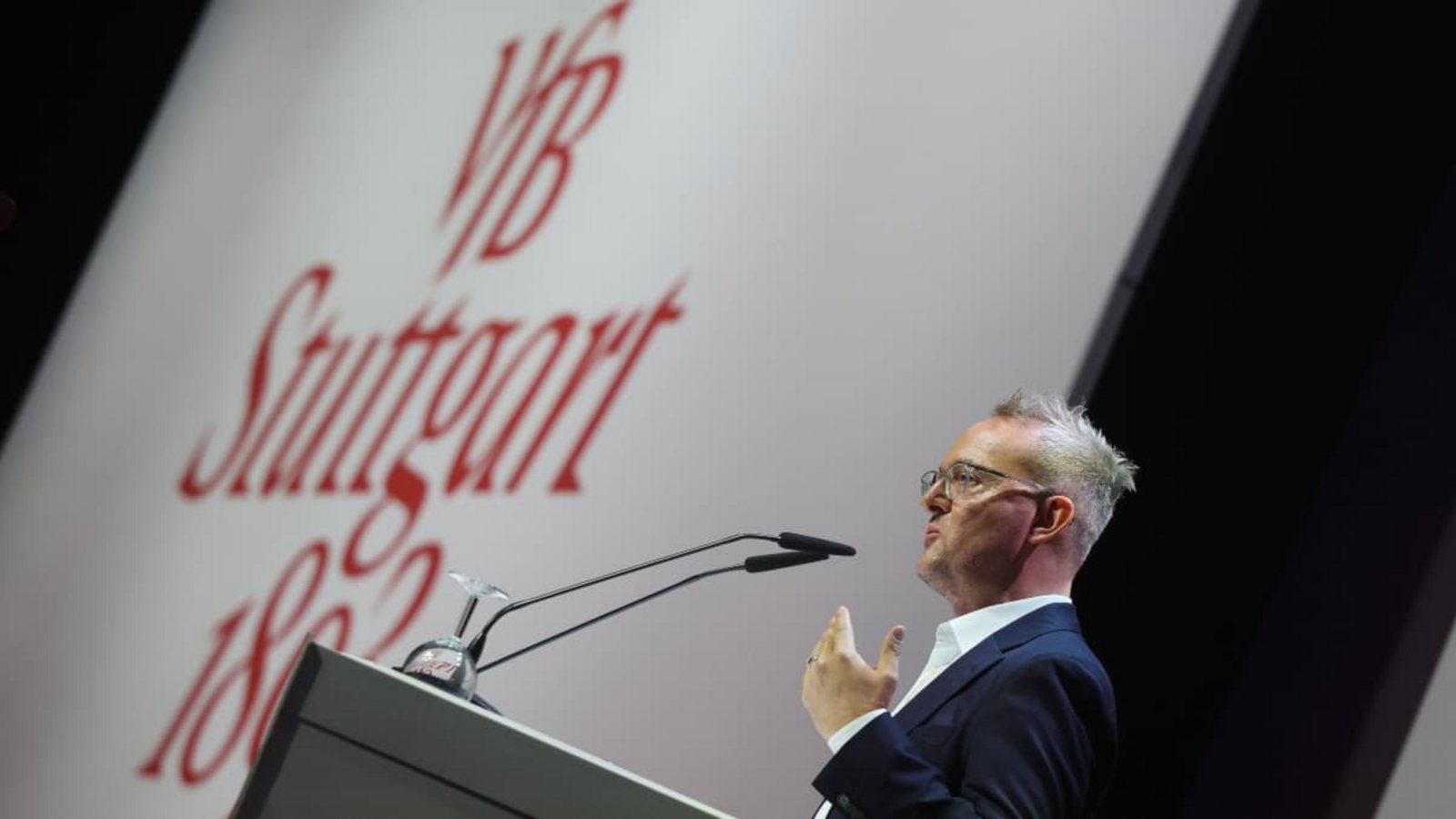 Der VfB-Vorstandschef Alexander Wehrle kündigte an, dass der VfB das Carl-Benz-Center zwischen Stadion und Porsche-Arena kaufen will.Baumann/Hansi Britsch