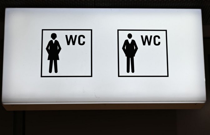 Einsatzkräfte öffneten die Tür und befreiten die junge Frau. (Symbolbild)<span class='image-autor'>Arne Dedert/dpa</span>