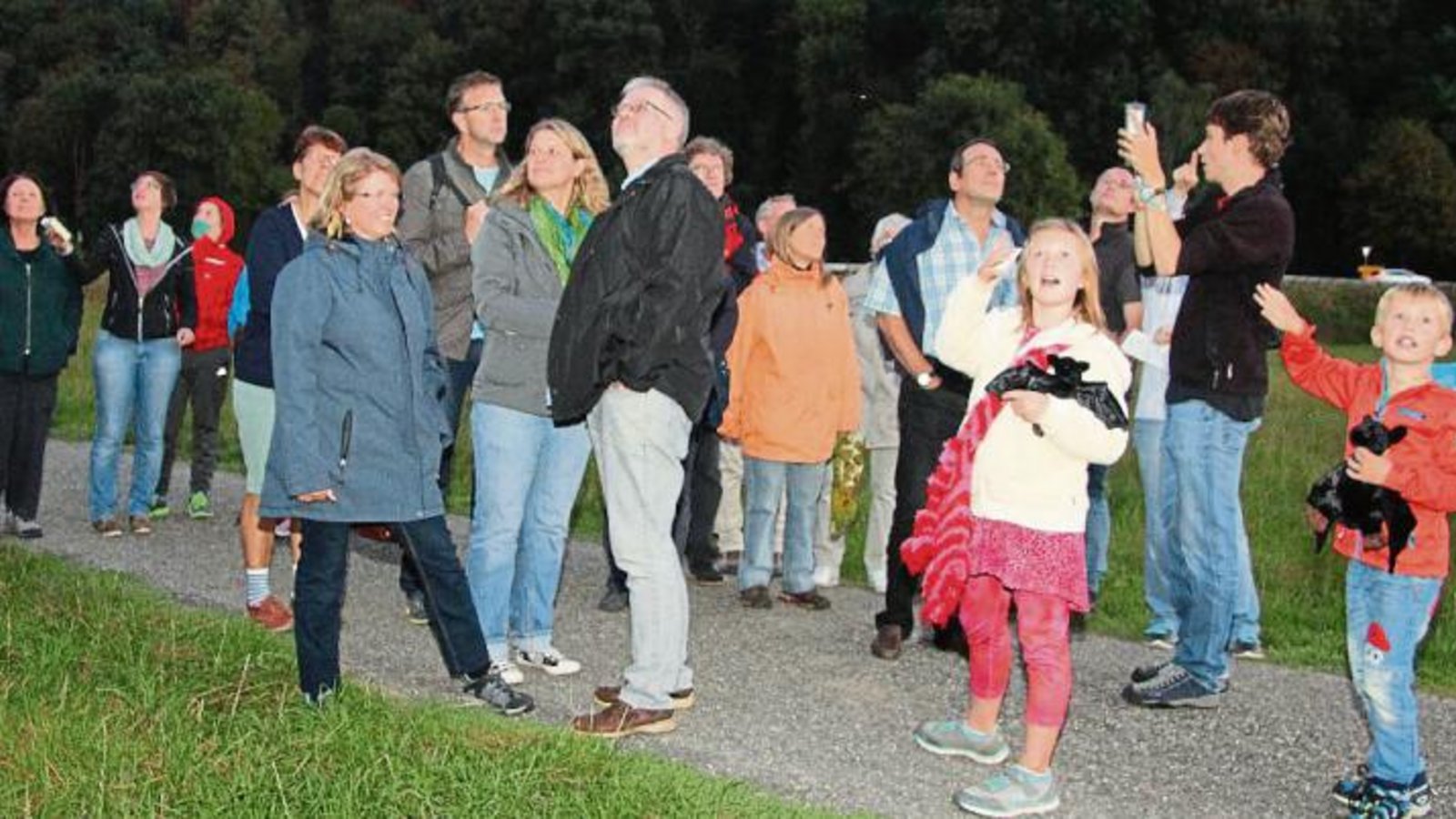 Staunende Blicke: Das Thema Fledermäuse kommt gut an. Foto: Gergen Staunende Blicke: Das Thema Fledermäuse kommt gut an. Foto: Gergen
