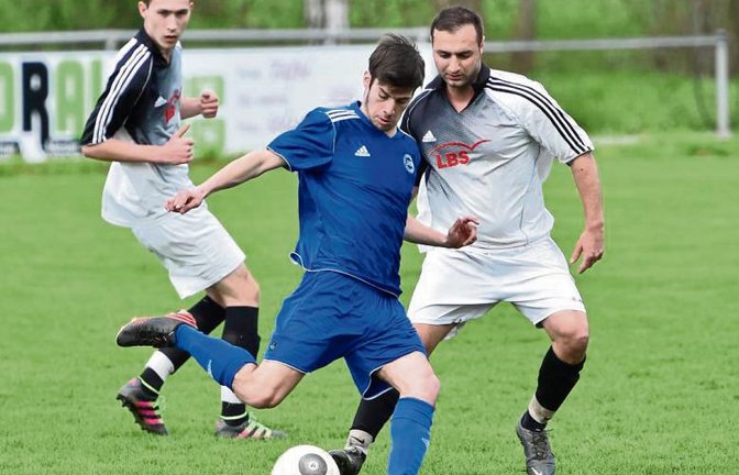 Tim Scheuermann (links) brachte die Enzweihinger Defensive immer wieder in Schwierigkeiten. Özcan Koc versucht hier, einen weiteren Offensivakzent zu vereiteln. Foto: Leitner