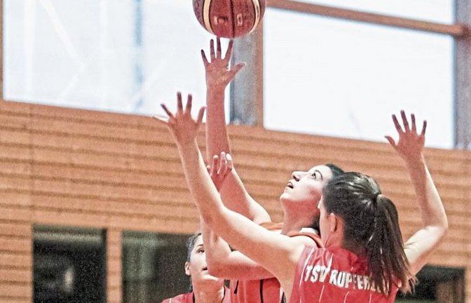 Angela Vulcano (Mitte) gehörte in der vergangenen Saison zum Stamm der BSG Vaihingen/Sachsenheim. Am Sonntag steigt das Team mit einem Auswärtsspiel in die neue Runde ein.   Foto: Simecek