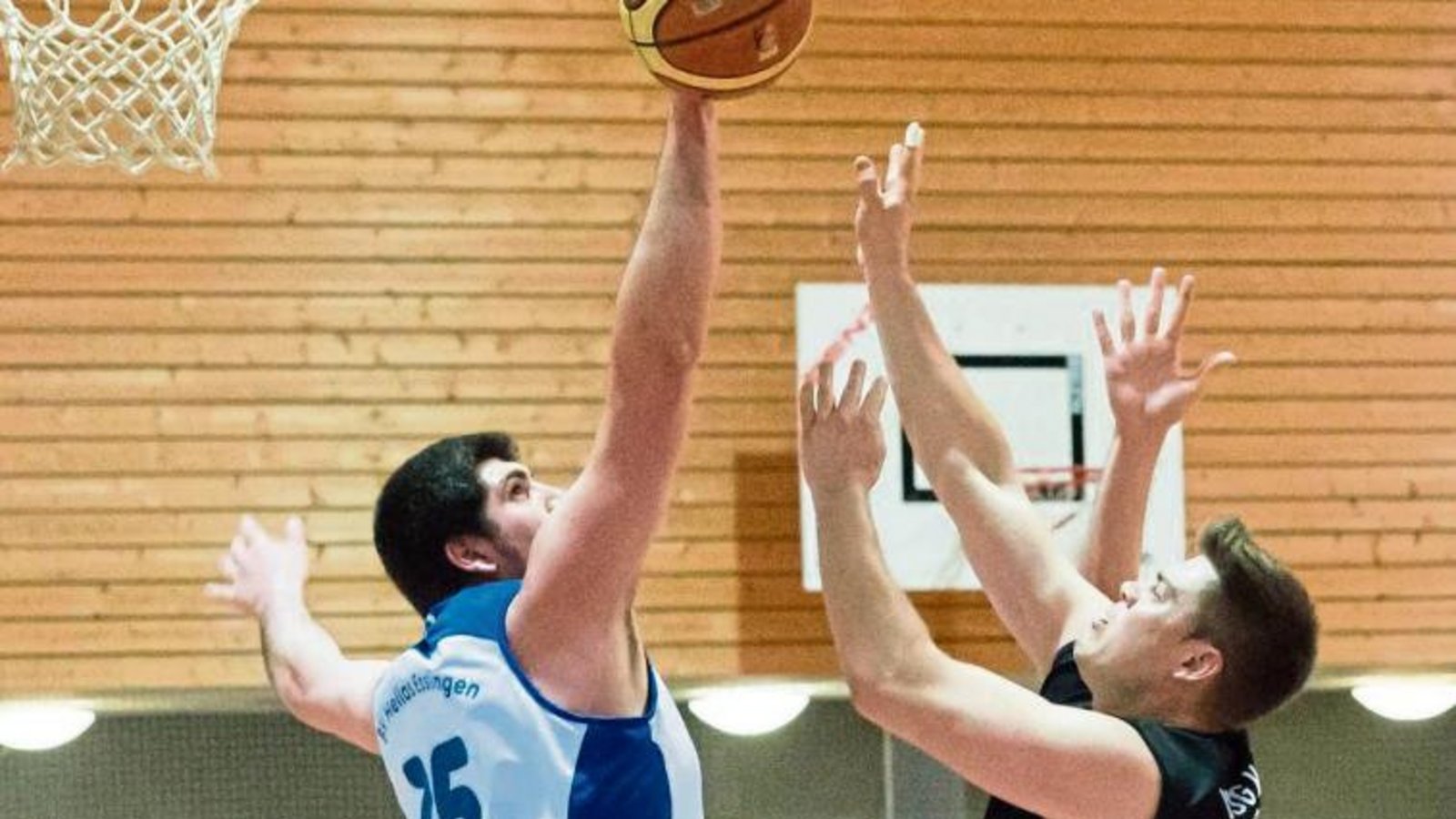 Esslingens Center Paolo Gueli (links), der hier einen Wurf von Oliver Gräßer blockt, war der überragende Spieler auf dem Parkett. Foto: Leitner