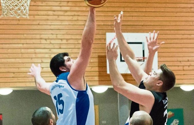 Esslingens Center Paolo Gueli (links), der hier einen Wurf von Oliver Gräßer blockt, war der überragende Spieler auf dem Parkett. Foto: Leitner