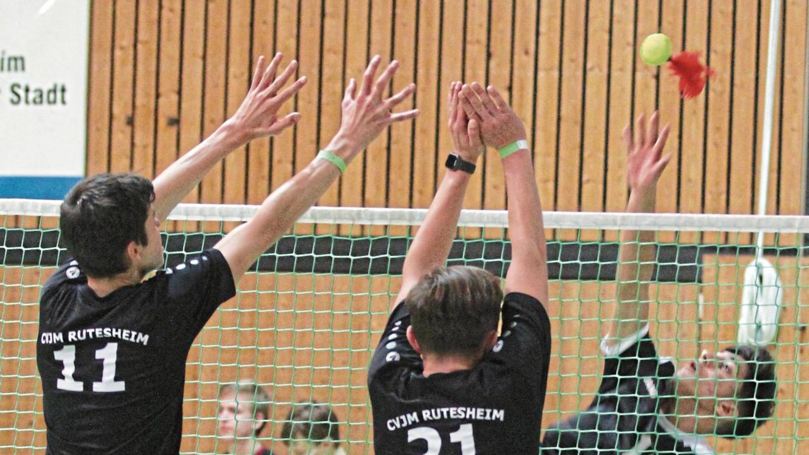 Yusein Vasilev (rechts) ist zwar nicht besonders groß, macht das aber mit seiner Athletik wett. Foto: Nachreiner Yusein Vasilev (rechts) ist zwar nicht besonders groß, macht das aber mit seiner Athletik wett. Foto: Nachreiner