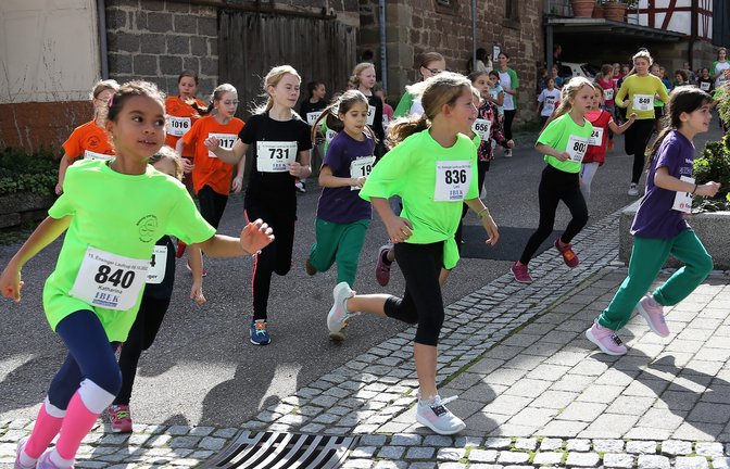 So viel Spaß macht Laufen: Schülerinnen aus dem Vaihinger Stadtgebiet und darüber hinaus nehmen zu Hunderten am Ensinger Laufcup teil und werden gleich nach der Zielankunft mit Medaillen ausgezeichnet.  <span class='image-autor'>Fotos: Küppers</span>