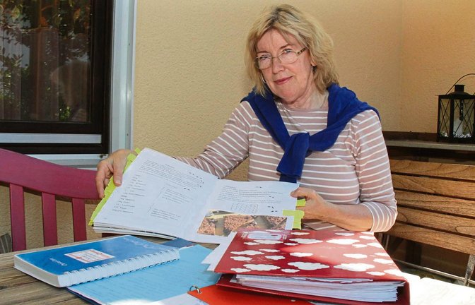 Der Rohentwurf steht: Christel Zorn hat 85 Rezepte zu Papier gebracht. Im November wird das Backbuch der früheren Lehrerin an der Vaihinger Schlossbergschule erscheinen.  Foto: Rostek