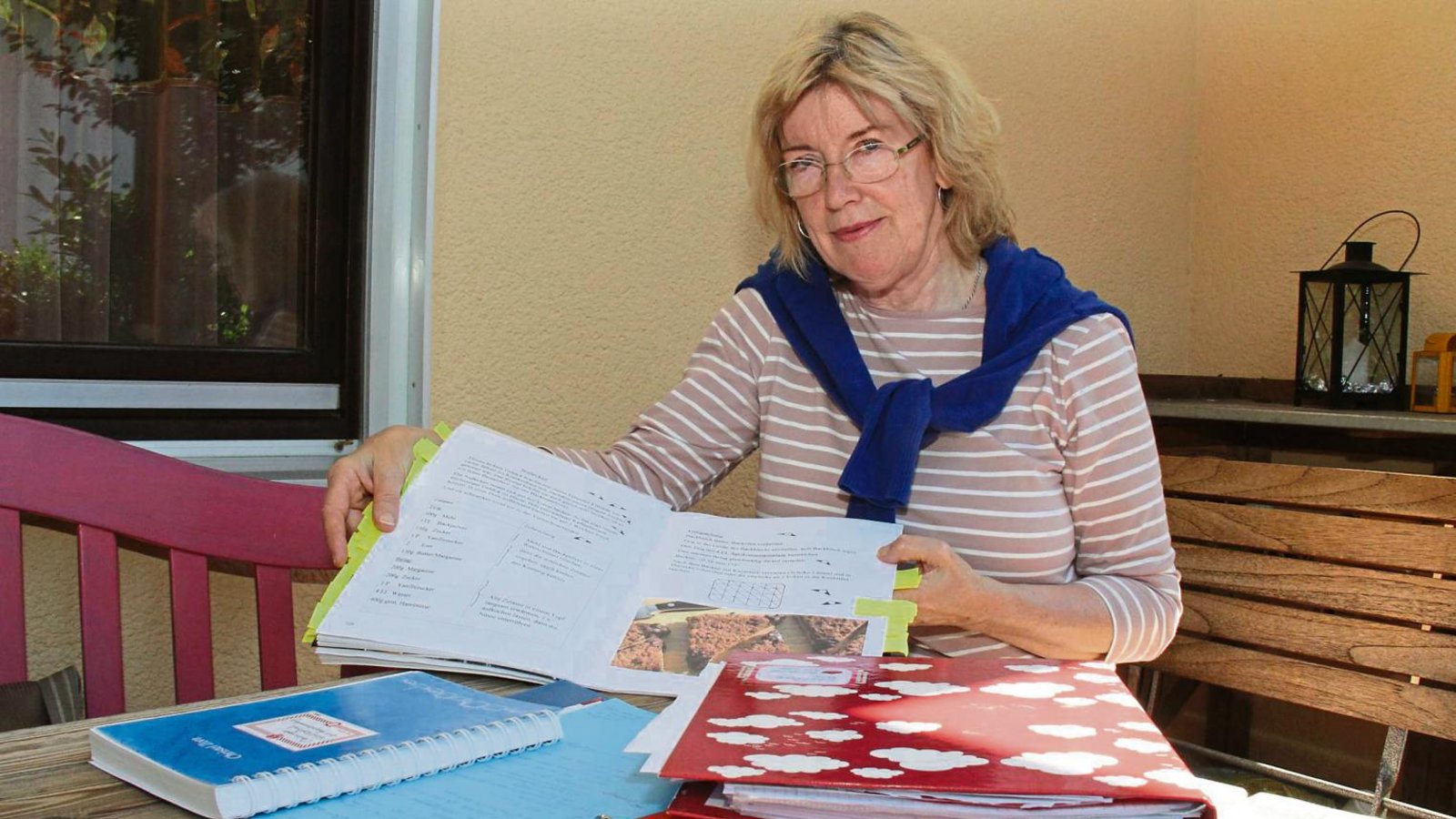 Der Rohentwurf steht: Christel Zorn hat 85 Rezepte zu Papier gebracht. Im November wird das Backbuch der früheren Lehrerin an der Vaihinger Schlossbergschule erscheinen. Foto: Rostek Der Rohentwurf steht: Christel Zorn hat 85 Rezepte zu Papier gebracht. Im November wird das Backbuch der früheren Lehrerin an der Vaihinger Schlossbergschule erscheinen. Foto: Rostek
