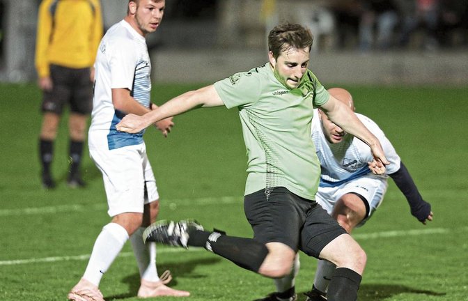Johannes Wizemann nimmt Maß, doch es reicht nicht – der TSV Nussdorf verliert sein Nachholspiel gegen Häfnerhaslach mit 2:3. Foto: Küppers