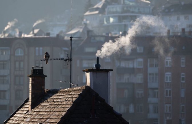 In der Hitzephase schwer vorzustellen, aber die Frage, wie Stuttgart künftig heizt, ist eine drängende.<span class='image-autor'>Archiv dpa/Marijan Murat</span>