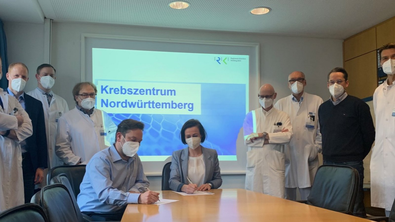 Anne Matros und Dr. Matthias Ulmer unterzeichneten umringt von allen Ärztlichen Direktoren der einzelnen Kliniken die Geschäftsordnung des neuen Krebszentrums Nordwürttemberg.  Foto: p