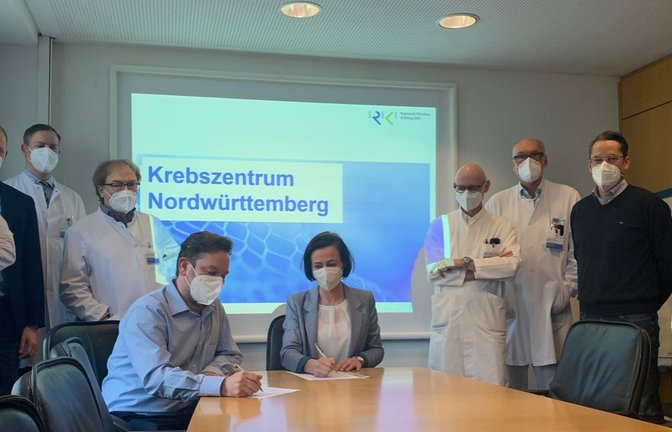 Anne Matros und Dr. Matthias Ulmer unterzeichneten umringt von allen Ärztlichen Direktoren der einzelnen Kliniken die Geschäftsordnung des neuen Krebszentrums Nordwürttemberg.  <span class='image-autor'>Foto: p</span>