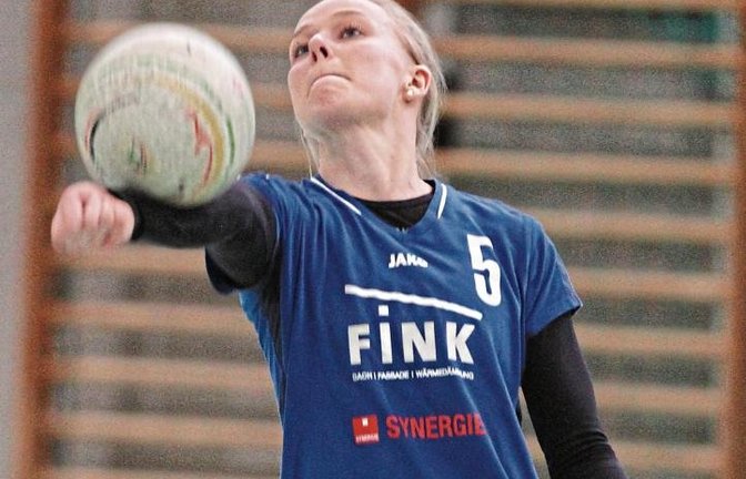 Wenn der Ball gut abgewehrt war, hat Natalie Lochmahr sauber aufgebaut, und die Faustballerinnen des TV Vaihingen waren in der Regel erfolgreich. Foto: Nachreiner