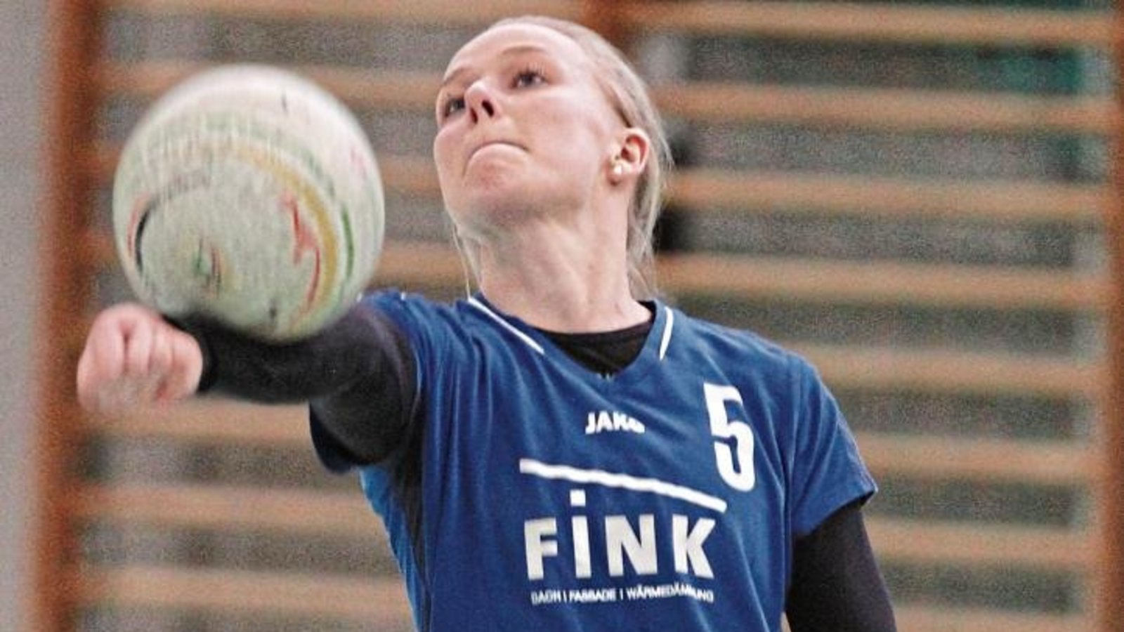 Wenn der Ball gut abgewehrt war, hat Natalie Lochmahr sauber aufgebaut, und die Faustballerinnen des TV Vaihingen waren in der Regel erfolgreich. Foto: Nachreiner Wenn der Ball gut abgewehrt war, hat Natalie Lochmahr sauber aufgebaut, und die Faustballerinnen des TV Vaihingen waren in der Regel erfolgreich. Foto: Nachreiner
