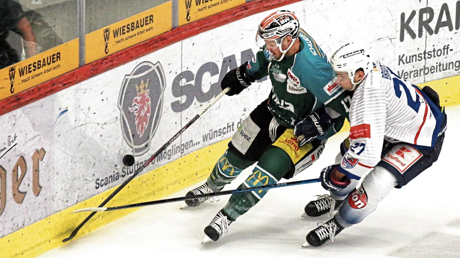 Brett Breitkreuz (links) war gegen Ian Brady und die übrigen Heilbronner Falken völlig machtlos. Vor heimischem Publikum verloren die Steelers das Derby mit 4:7. Foto: Baumann Brett Breitkreuz (links) war gegen Ian Brady und die übrigen Heilbronner Falken völlig machtlos. Vor heimischem Publikum verloren die Steelers das Derby mit 4:7. Foto: Baumann
