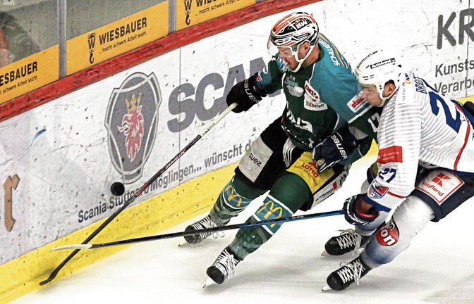 Brett Breitkreuz (links) war gegen Ian Brady und die übrigen Heilbronner Falken völlig machtlos. Vor heimischem Publikum verloren die Steelers das Derby mit 4:7. Foto: Baumann