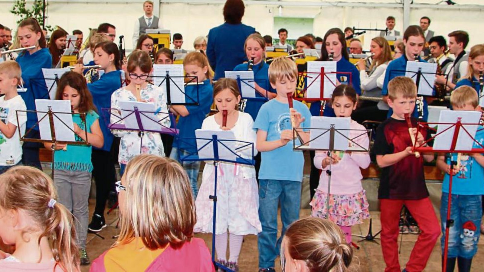 Alle Aktiven des Musikvereins Oberriexingen auf einer Bühne vereint. Fotos: Gergen Alle Aktiven des Musikvereins Oberriexingen auf einer Bühne vereint. Fotos: Gergen