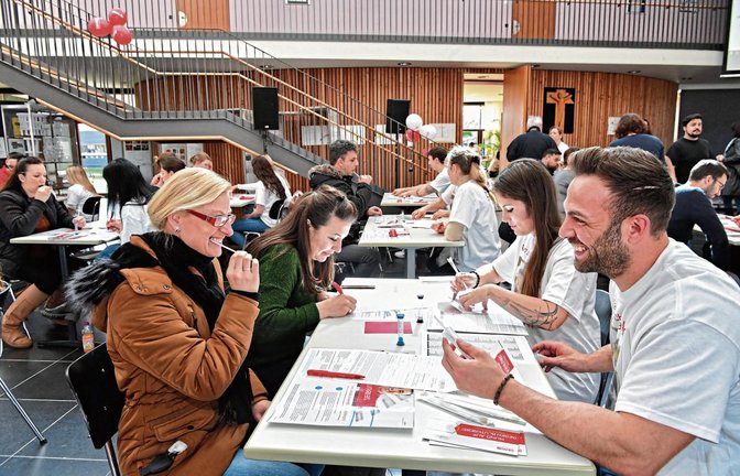 Mund auf, Stäbchen rein. So einfach konnte man sich im Lichtenstern-Gymnasium als Stammzellspender registrieren lassen.  Foto: Kalb