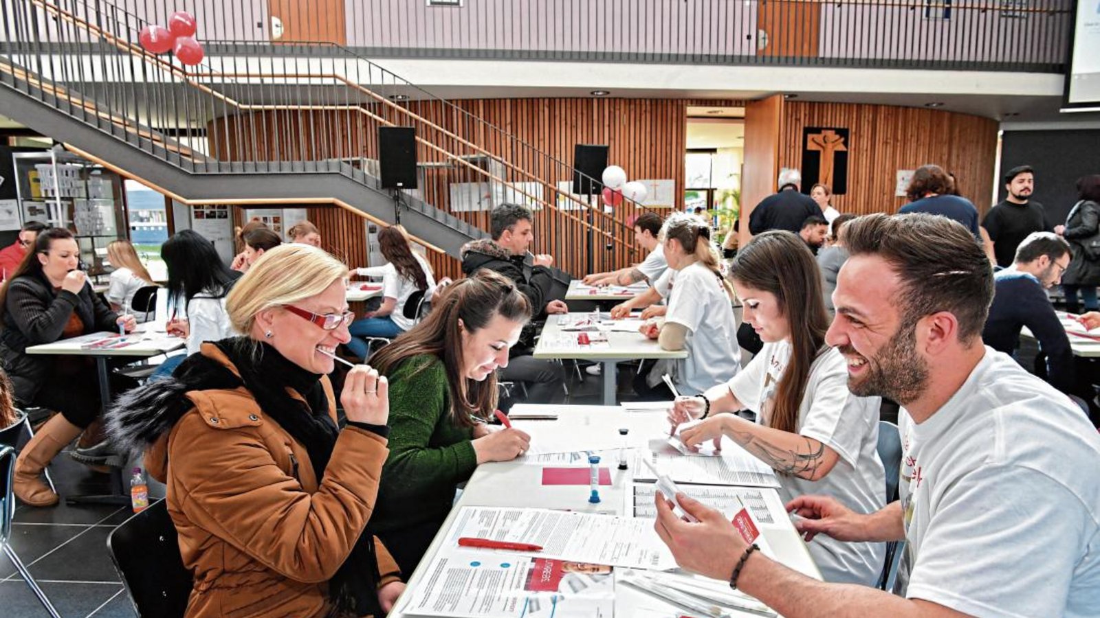 Mund auf, Stäbchen rein. So einfach konnte man sich im Lichtenstern-Gymnasium als Stammzellspender registrieren lassen. Foto: Kalb Mund auf, Stäbchen rein. So einfach konnte man sich im Lichtenstern-Gymnasium als Stammzellspender registrieren lassen. Foto: Kalb