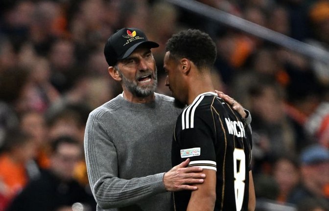 Der Bundestrainer Jürgen Klopp (links) beglückwünscht den Torschützen Felix Nmecha. Am Ende gibt es jedoch ein 1:1 in den Niederlanden.<span class='image-autor'>Federico Gambarini/dpa</span>