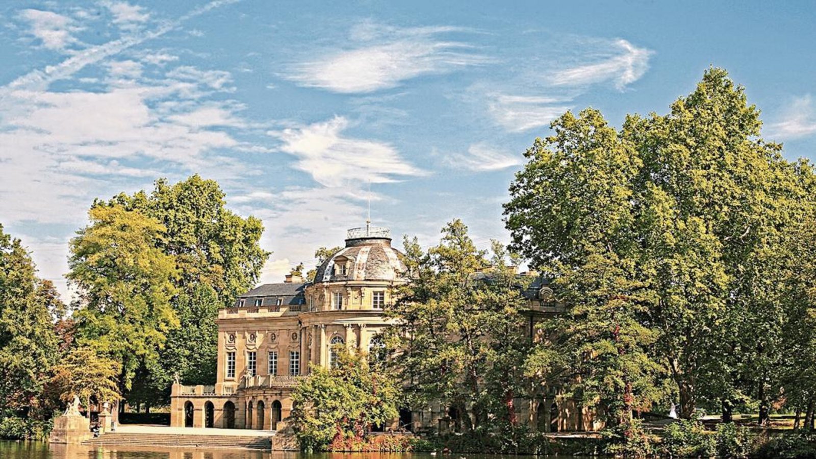 Eine der sehenswerte Zwischenstationen der ersten VVS-VKZ-Wandertouren ist das malerisch gelegene Schloss Monrepos. Foto: Buck Eine der sehenswerte Zwischenstationen der ersten VVS-VKZ-Wandertouren ist das malerisch gelegene Schloss Monrepos. Foto: Buck
