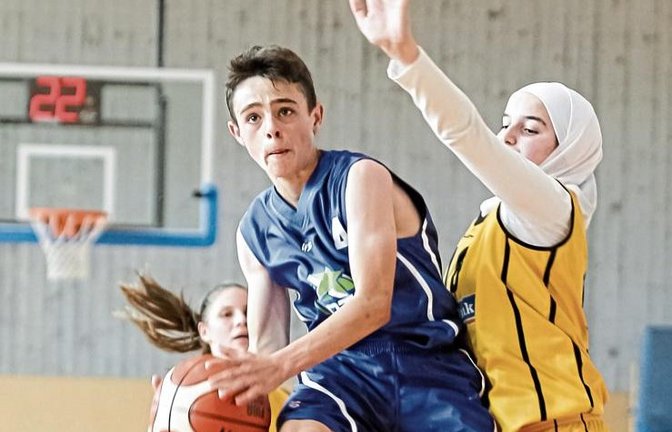 Die Gastgeber (in Blau) gewinnen gegen das Ludwigsburger Mädchenteam. Foto: Simecek