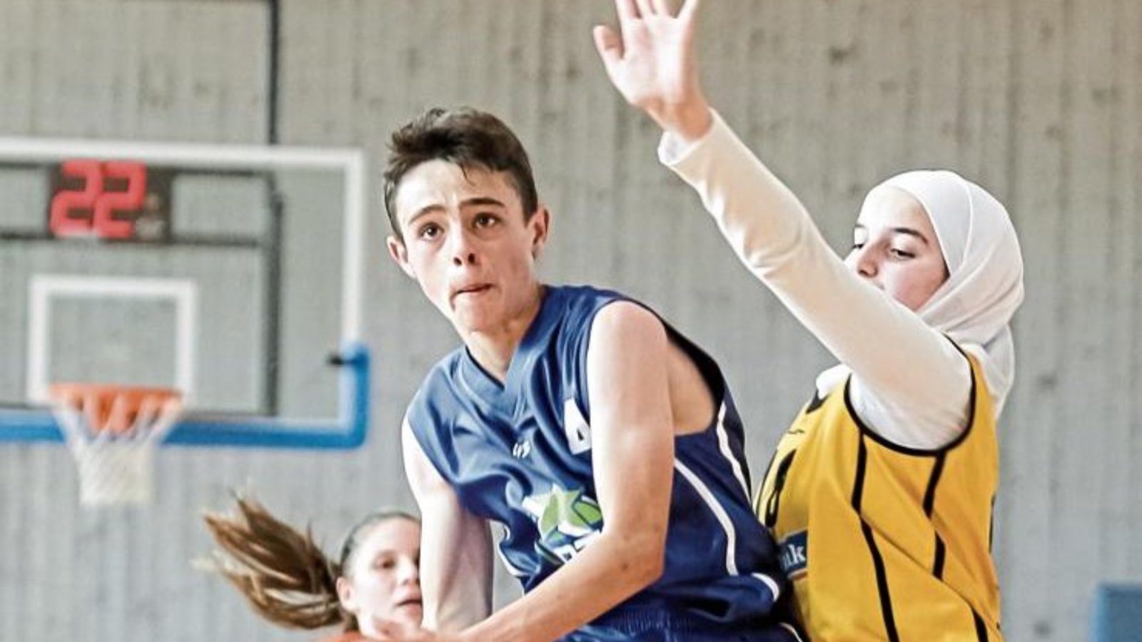 Die Gastgeber (in Blau) gewinnen gegen das Ludwigsburger Mädchenteam. Foto: Simecek Die Gastgeber (in Blau) gewinnen gegen das Ludwigsburger Mädchenteam. Foto: Simecek