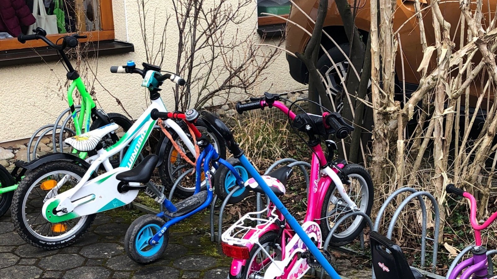 Auch der jüngste Nachwuchs am Ensinger Kindergarten parkt den Fuhrpark vorbildlich, findet Klaus-Peter Hilgers und sendet ein Beweisfoto. Auch der jüngste Nachwuchs am Ensinger Kindergarten parkt den Fuhrpark vorbildlich, findet Klaus-Peter Hilgers und sendet ein Beweisfoto.