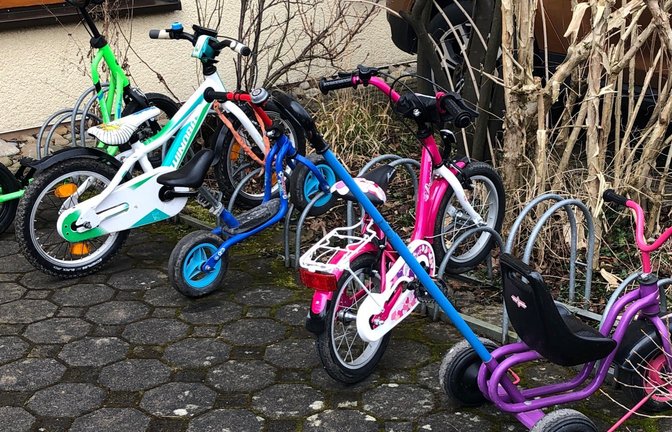 Auch der jüngste Nachwuchs am Ensinger Kindergarten parkt den Fuhrpark vorbildlich, findet Klaus-Peter Hilgers und sendet ein Beweisfoto.
