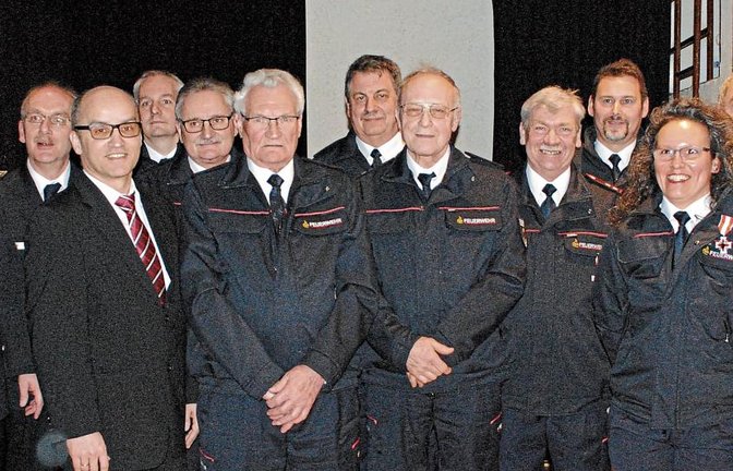Kommandant Joachim Saalbach (links) und Bürgermeister Harald Eiberger (4.v.li.) mit den Geehrten der Illinger Feuerwehr. Foto: Stahlfeld