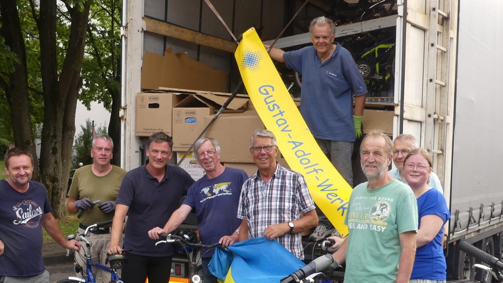 Beim Verladen der gesammelten Räder am EJW in Öhringen (v. li.): Fahrer Jaro Antonlik, Slowakei; Thomas Möhler, Nussdorf; Schuldekan Dr. Til Elbe-Seiffart, Öhringen; GAW-Projektleiter Ulrich Hirsch, Spielberg; Reinhard Gantenbein, Sersheim; Peter Röckle, Sachsenheim; Jugendreferentin Lena Bertsch, Öhringen und auf der Ladefläche Elmar Kammerer aus Sachsenheim.  Foto: Rapp