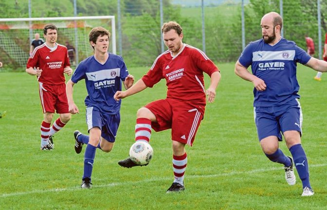Der Großglattbacher Steffen Kurfiss setzt sich gegen die Roßwager Yassin Uddin (links) und Georgias Gatrionis (rechts) durch. Foto: Leitner