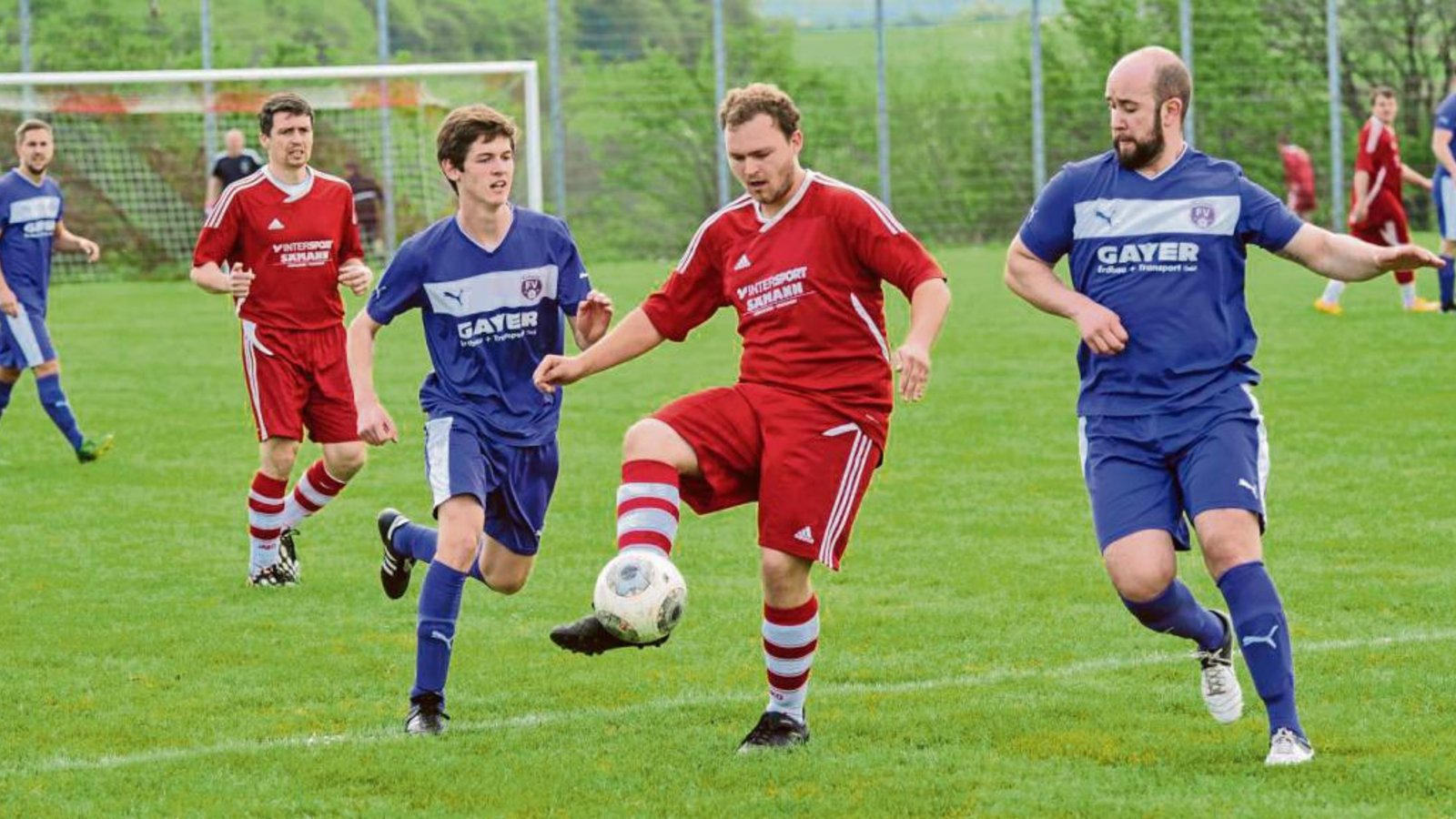 Der Großglattbacher Steffen Kurfiss setzt sich gegen die Roßwager Yassin Uddin (links) und Georgias Gatrionis (rechts) durch. Foto: Leitner Der Großglattbacher Steffen Kurfiss setzt sich gegen die Roßwager Yassin Uddin (links) und Georgias Gatrionis (rechts) durch. Foto: Leitner