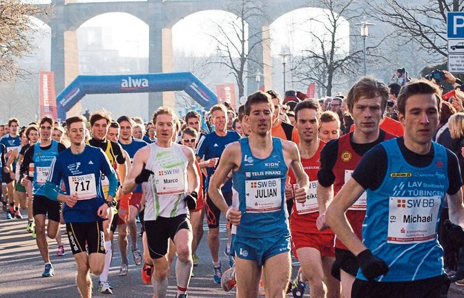 Massenstart unterm Viadukt: Beim Bietigheimer Silvesterlauf gehen am Donnerstag wieder alle Teilnehmer auf einmal auf die 11,1 Kilometer lange Strecke. Foto: Archiv