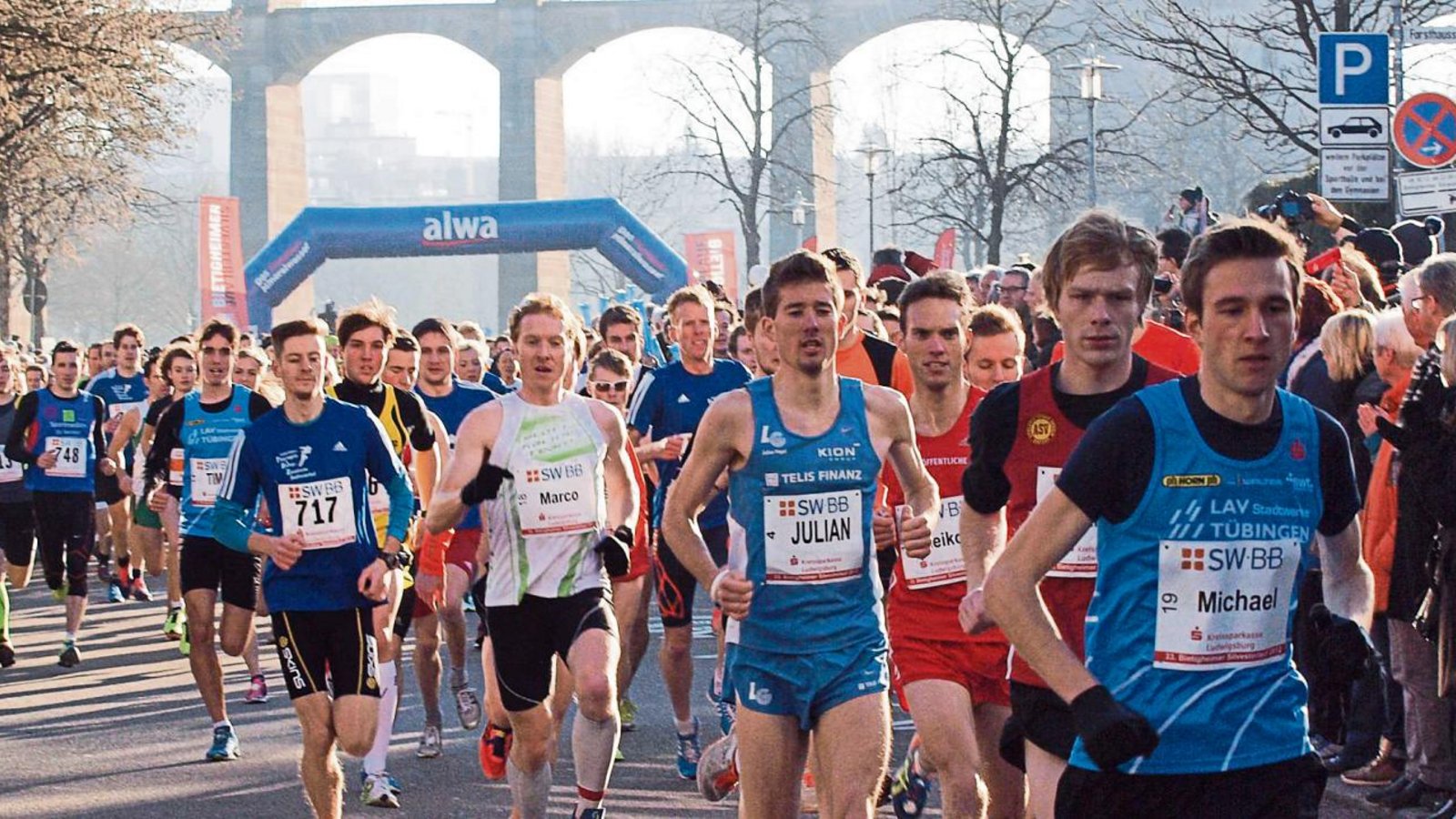 Massenstart unterm Viadukt: Beim Bietigheimer Silvesterlauf gehen am Donnerstag wieder alle Teilnehmer auf einmal auf die 11,1 Kilometer lange Strecke. Foto: Archiv