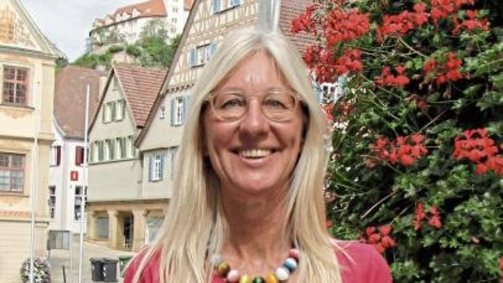 Ingrid Hönlingers Lieblingsfoto (links) zeigt sie zusammen mit Flüchtlingsfrauen bei einer Tagung an der Evangelischen Akademie in Bad Boll. Als Anwältin setzt sich die Grünen-Kandidatin auch beruflich für die Rechte von Migranten ein.  Fotos: p/Banholzer