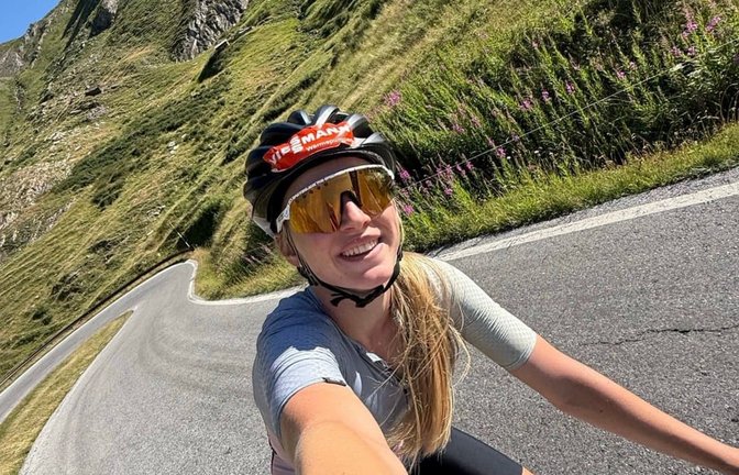 Selfie auf dem Rennrad: Julia Tannheimer ist gerade mit ihrer Familie in den Alpen unterwegs.<span class='image-autor'>Strava/Julia Tannheimer</span>