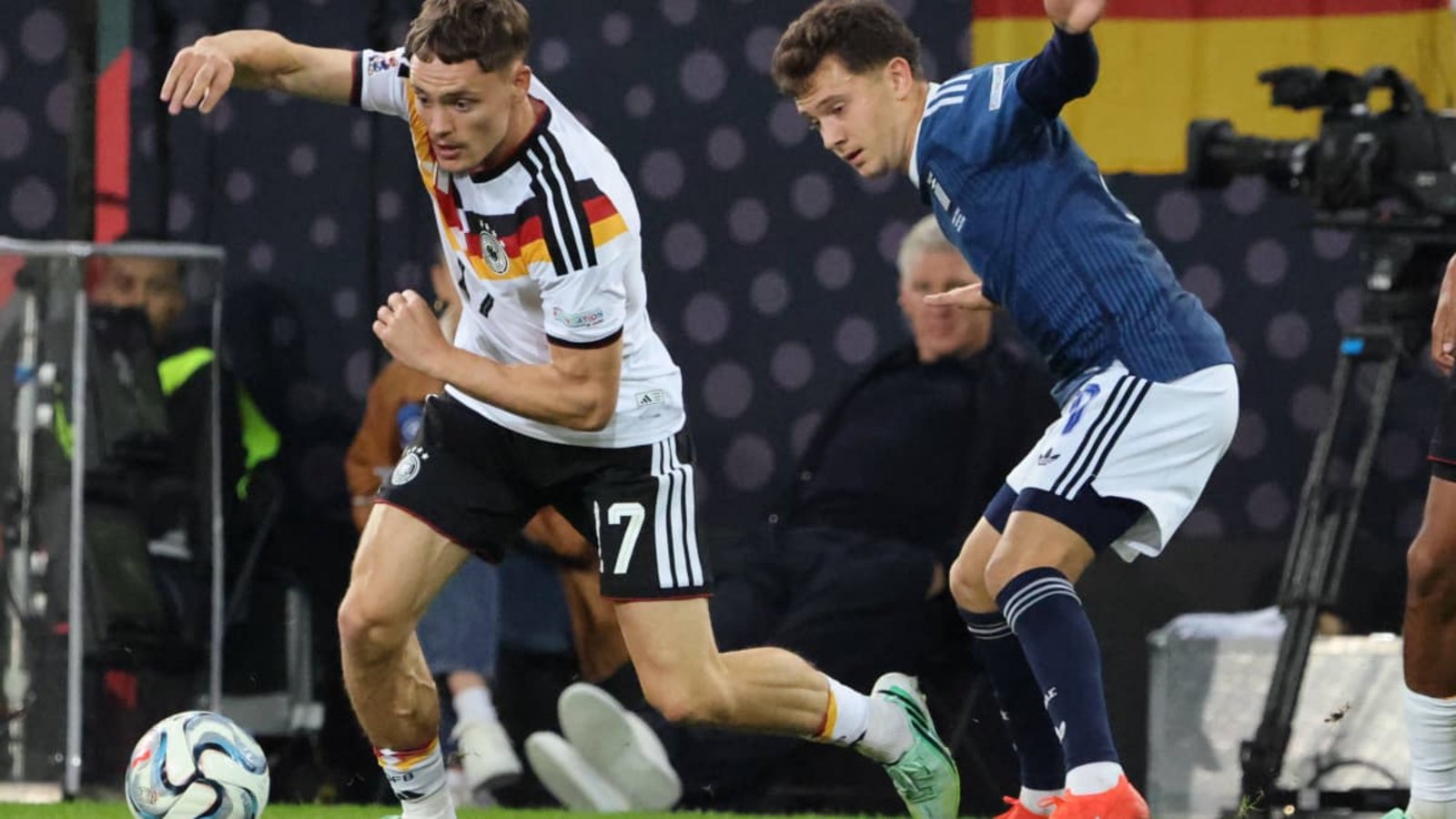 Auf der Suche nach einer Lücke: Florian Wirtz (links) läuft hier dem Griechen Konstantinos Karetsas davon. Ansonsten wirkte der Nationalspieler aber in einigen Szenen zögerlich.IMAGO/Sebastian Bach