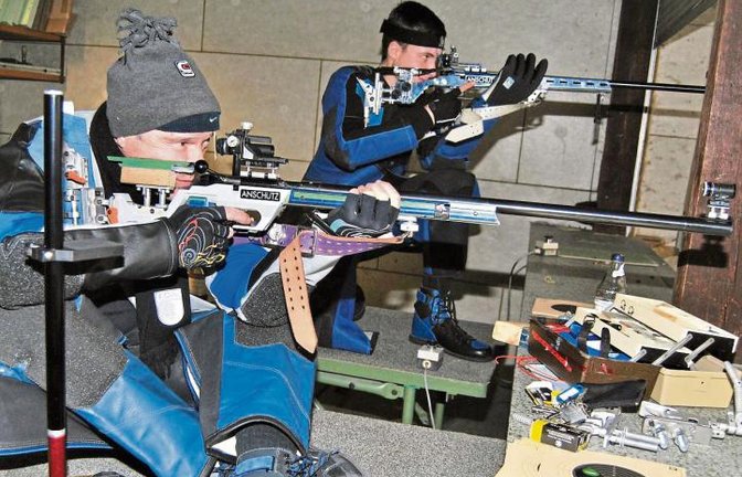 Engagiert gekämpft wurde im Kleinkaliber-Dreistellungskampf, hier die Wiernsheimer Willi Gille (im Vordergrund) und Fabian Meiner im Sitzend- und Kniend-Anschlag. Foto: Haller