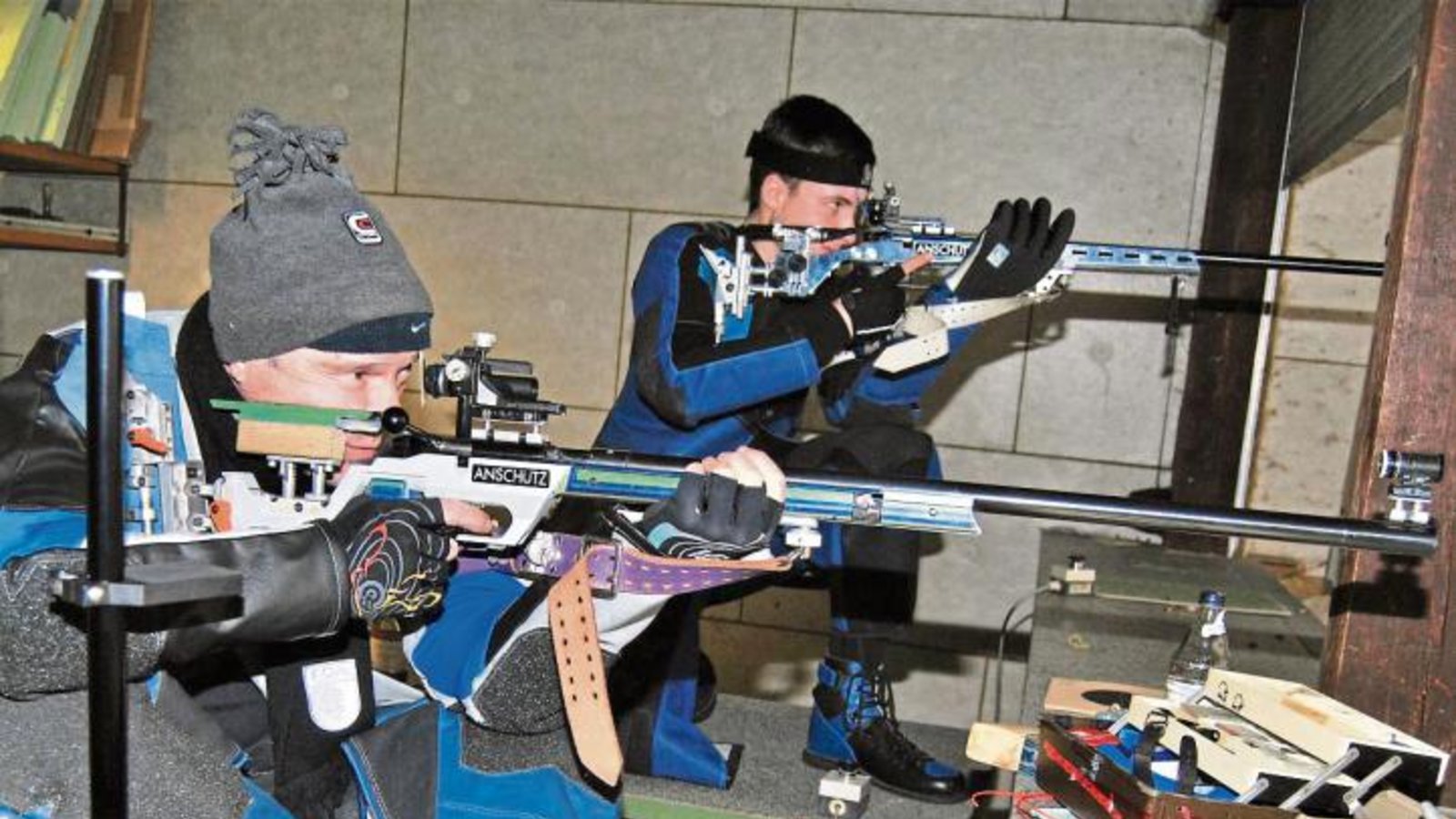 Engagiert gekämpft wurde im Kleinkaliber-Dreistellungskampf, hier die Wiernsheimer Willi Gille (im Vordergrund) und Fabian Meiner im Sitzend- und Kniend-Anschlag. Foto: Haller