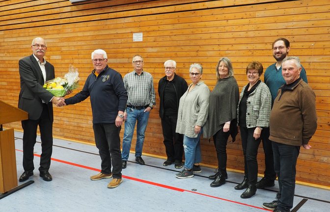 Der Vorsitzende Peter Michael Federer verabschiedete Heinz Hirsch aus dem Vorstand. Daneben die weiteren Vorstandmitglieder Heinz Seitter, Fulvio Zuklic, Andrea Grau, Martina Schantel, Ursula Lorch, Timo Lindenmaier und der zweite Vorsitzende Werner Duster (von links).  <span class='image-autor'>Foto: p</span>