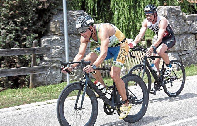 Thomas Fritsch überrundet beim Mühlacker Triathlon Dieter Nollert und erkämpft sich mit einer starken Leistung den fünften Platz. Foto: Küppers
