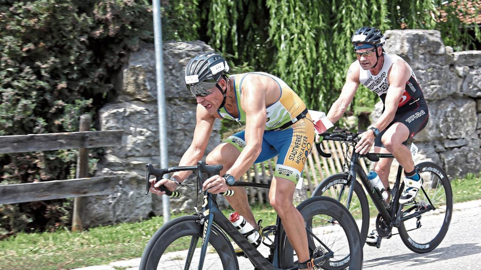 Thomas Fritsch überrundet beim Mühlacker Triathlon Dieter Nollert und erkämpft sich mit einer starken Leistung den fünften Platz. Foto: Küppers