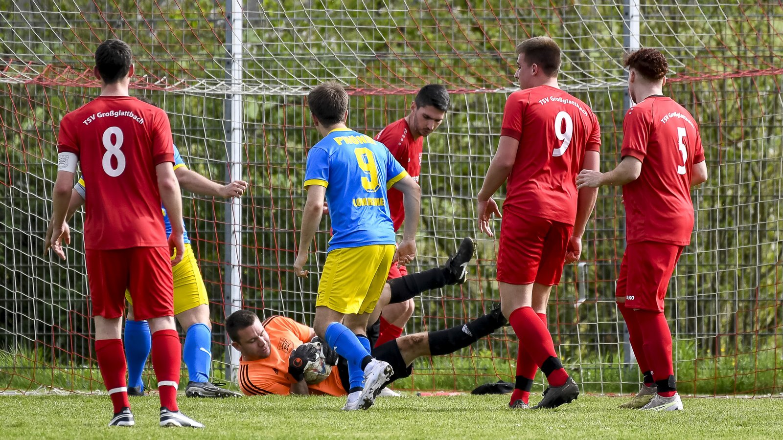 Großglattbachs Keeper Nathanael Wenzler hält gegen die Bezirksliga-Reserve des TSV Phönix Lomersheim seinen Kasten sauber und gewinnt mit 5:0. Foto: Leitner Großglattbachs Keeper Nathanael Wenzler hält gegen die Bezirksliga-Reserve des TSV Phönix Lomersheim seinen Kasten sauber und gewinnt mit 5:0. Foto: Leitner