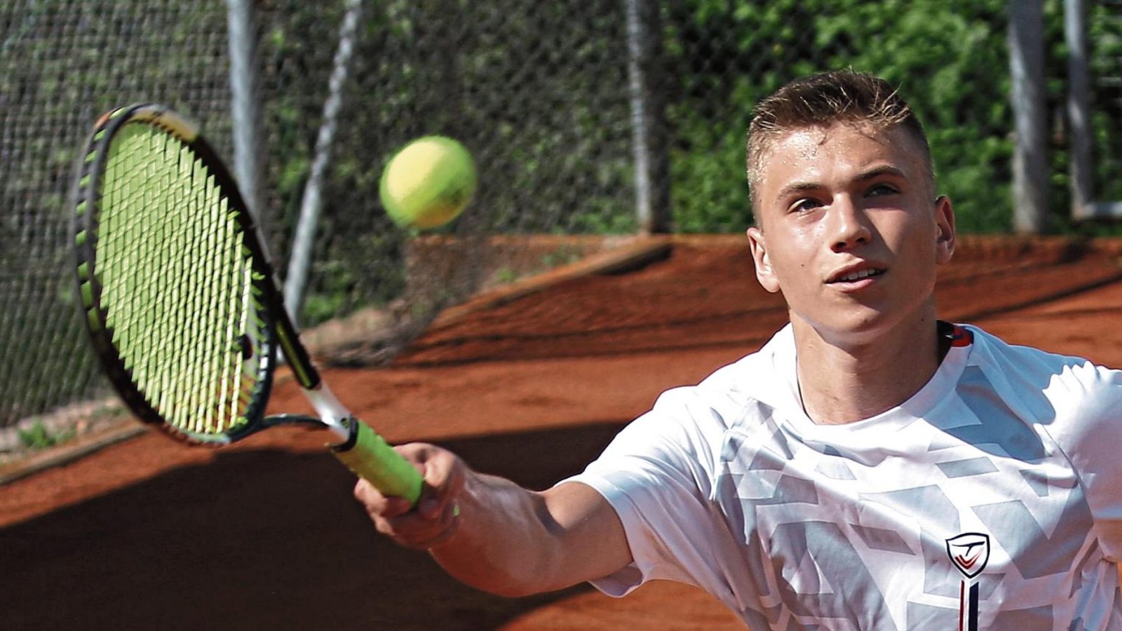 Jan Schiller gibt keinen Ball verloren, muss sich beim Löwen-Cup aber doch in Runde eins geschlagen geben. „Damit muss man rechnen, wenn man sich hier anmeldet“, sagt der 17-Jährige.  Fotos: Küppers