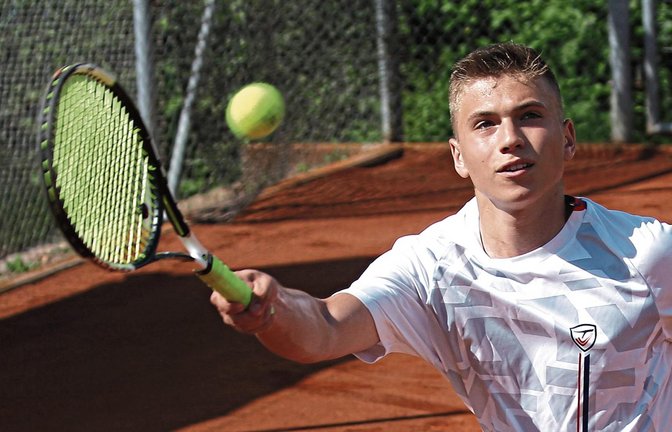 Jan Schiller gibt keinen Ball verloren, muss sich beim Löwen-Cup aber doch in Runde eins geschlagen geben. „Damit muss man rechnen, wenn man sich hier anmeldet“, sagt der 17-Jährige.  Fotos: Küppers