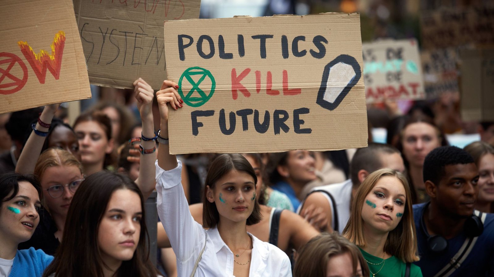 Die Politik tötet die Zukunft? Am 3. März wird wieder weltweit für Klimaschutz gestreikt.Foto: IMAGO//Alain Pitton Die Politik tötet die Zukunft? Am 3. März wird wieder weltweit für Klimaschutz gestreikt.Foto: IMAGO//Alain Pitton